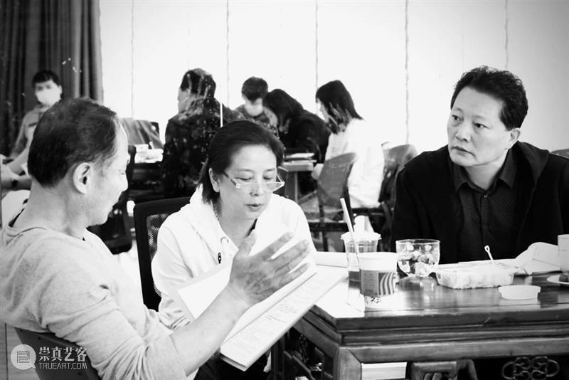 话剧是什么,请来看《家客》。 视频资讯 上海话剧艺术中心 家客 话剧 GUEST 丈夫 故事 戏剧 作品 编剧 喻荣军 灵感 崇真艺客